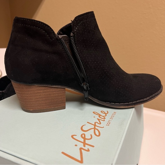 LifeStride Ladies booties size 8; black with side zipper; excellent condition - Picture 2 of 7